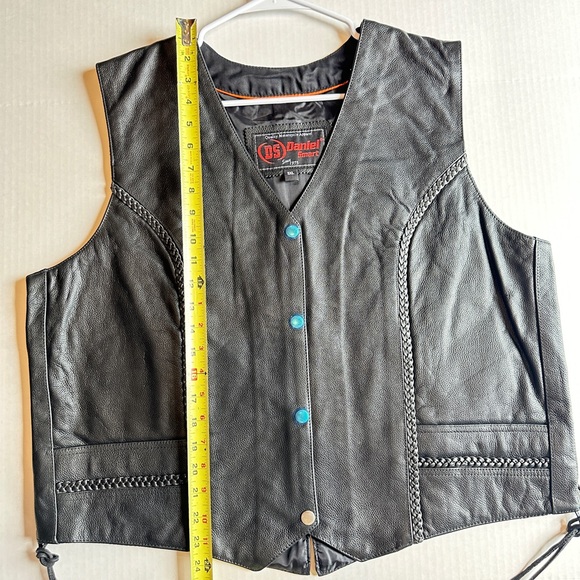 Women's Braided Leather Vest - Picture 10 of 16